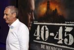 Barneveld 23 augustus 2023
Dorian Bindels en Soy Kroon gaan de mannelijke hoofdrollen spelen in 40-45 de Musical die door Studio 100 geproduceerd wordt . De voorstelling gaat spelen in de midden Nederland hallen. Gert Verhulst is de bedenker.