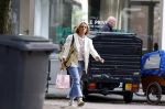 Amsterdam 4 augustus 2023
Leontien Ruiters doet boodschappen op de Cornelis schuytstraat.