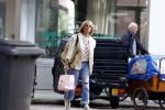 Amsterdam 4 augustus 2023
Leontien Ruiters doet boodschappen op de Cornelis schuytstraat.