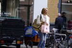 Amsterdam 4 augustus 2023
Leontien Ruiters doet boodschappen op de Cornelis schuytstraat.