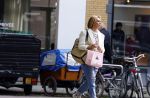 Amsterdam 4 augustus 2023
Leontien Ruiters doet boodschappen op de Cornelis schuytstraat.