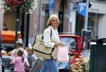 Amsterdam 4 augustus 2023
Leontien Ruiters doet boodschappen op de Cornelis schuytstraat.