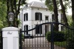 Hilversum Huizen 24 juli 2023
Linda de Mol is afgelopen nacht met Jeroen Rietbergen bij de EHBO in te ter Gooi ziekenhuis geweest . Linda heeft haar enkel gebroke en is inmiddels weer in haar huis.