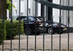 Huizen 13 juli 2023
De auto's van Linda de Mol en Jeroen Rietbergen bij het hhis van Linda