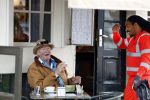 Amsterdam 4 augustus 2023
Peter faber op zijn vaste terras in het centrum van Amsterdam pratend met een vuilnisman .
