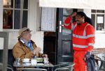 Amsterdam 4 augustus 2023
Peter faber op zijn vaste terras in het centrum van Amsterdam pratend met een vuilnisman .