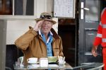 Amsterdam 4 augustus 2023
Peter faber op zijn vaste terras in het centrum van Amsterdam pratend met een vuilnisman .