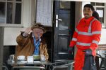 Amsterdam 4 augustus 2023
Peter faber op zijn vaste terras in het centrum van Amsterdam pratend met een vuilnisman .