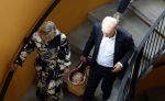 Assen 25 juli 2023
Rechtszaak Thijs Romer in de rechtbank van Assen Zijn moeder vader  Peter Romer en stiefmoeder kwamen met hem mee. Zijn advocaat is Wikke Monster