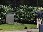 Lage Vuursche 28 juli 2023
Palijs Drakensteyn van prinss Beatrix . De poort is geschilderd en in de tuin staan hekken met donkee doeken voor privacy . Op de begraafplaats naat het kasteel ligt het graf van Prins Friso waar struiken omheen zijn gezet.