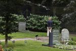 Lage Vuursche 28 juli 2023
Palijs Drakensteyn van prinss Beatrix . De poort is geschilderd en in de tuin staan hekken met donkee doeken voor privacy . Op de begraafplaats naat het kasteel ligt het graf van Prins Friso waar struiken omheen zijn gezet.