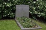 Lage Vuursche 28 juli 2023
Palijs Drakensteyn van prinss Beatrix . De poort is geschilderd en in de tuin staan hekken met donkee doeken voor privacy . Op de begraafplaats naat het kasteel ligt het graf van Prins Friso waar struiken omheen zijn gezet.