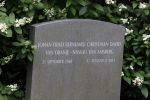 Lage Vuursche 28 juli 2023
Palijs Drakensteyn van prinss Beatrix . De poort is geschilderd en in de tuin staan hekken met donkee doeken voor privacy . Op de begraafplaats naat het kasteel ligt het graf van Prins Friso waar struiken omheen zijn gezet.