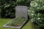 Lage Vuursche 28 juli 2023
Palijs Drakensteyn van prinss Beatrix . De poort is geschilderd en in de tuin staan hekken met donkee doeken voor privacy . Op de begraafplaats naat het kasteel ligt het graf van Prins Friso waar struiken omheen zijn gezet.