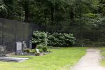 Lage Vuursche 28 juli 2023
Palijs Drakensteyn van prinss Beatrix . De poort is geschilderd en in de tuin staan hekken met donkee doeken voor privacy . Op de begraafplaats naat het kasteel ligt het graf van Prins Friso waar struiken omheen zijn gezet.