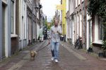 Haarlem 3 augustus 2023
Raymond Mens met zijn hond in het centrum van Haarlem .