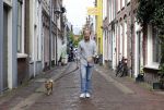 Haarlem 3 augustus 2023
Raymond Mens met zijn hond in het centrum van Haarlem .