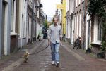 Haarlem 3 augustus 2023
Raymond Mens met zijn hond in het centrum van Haarlem .