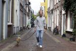 Haarlem 3 augustus 2023
Raymond Mens met zijn hond in het centrum van Haarlem .