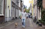 Haarlem 3 augustus 2023
Raymond Mens met zijn hond in het centrum van Haarlem .
