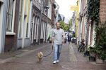 Haarlem 3 augustus 2023
Raymond Mens met zijn hond in het centrum van Haarlem .
