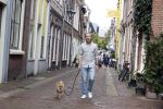 Haarlem 3 augustus 2023
Raymond Mens met zijn hond in het centrum van Haarlem .