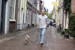 Haarlem 3 augustus 2023
Raymond Mens met zijn hond in het centrum van Haarlem .