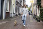Haarlem 3 augustus 2023
Raymond Mens met zijn hond in het centrum van Haarlem .