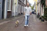 Haarlem 3 augustus 2023
Raymond Mens met zijn hond in het centrum van Haarlem .