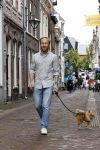 Haarlem 3 augustus 2023
Raymond Mens met zijn hond in het centrum van Haarlem .