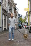 Haarlem 3 augustus 2023
Raymond Mens met zijn hond in het centrum van Haarlem .