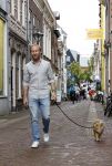 Haarlem 3 augustus 2023
Raymond Mens met zijn hond in het centrum van Haarlem .