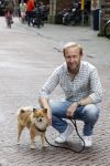 Haarlem 3 augustus 2023
Raymond Mens met zijn hond in het centrum van Haarlem .