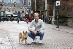 Haarlem 3 augustus 2023
Raymond Mens met zijn hond in het centrum van Haarlem .