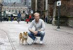 Haarlem 3 augustus 2023
Raymond Mens met zijn hond in het centrum van Haarlem .