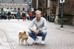 Haarlem 3 augustus 2023
Raymond Mens met zijn hond in het centrum van Haarlem .