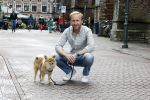 Haarlem 3 augustus 2023
Raymond Mens met zijn hond in het centrum van Haarlem .