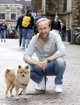 Haarlem 3 augustus 2023
Raymond Mens met zijn hond in het centrum van Haarlem .