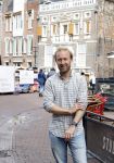 Haarlem 3 augustus 2023
Raymond Mens met zijn hond in het centrum van Haarlem .