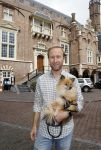 Haarlem 3 augustus 2023
Raymond Mens met zijn hond in het centrum van Haarlem .