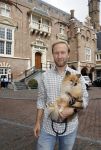 Haarlem 3 augustus 2023
Raymond Mens met zijn hond in het centrum van Haarlem .