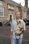 Haarlem 3 augustus 2023
Raymond Mens met zijn hond in het centrum van Haarlem .