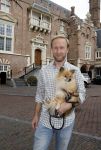 Haarlem 3 augustus 2023
Raymond Mens met zijn hond in het centrum van Haarlem .