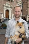 Haarlem 3 augustus 2023
Raymond Mens met zijn hond in het centrum van Haarlem .