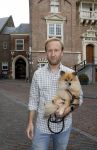 Haarlem 3 augustus 2023
Raymond Mens met zijn hond in het centrum van Haarlem .