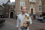 Haarlem 3 augustus 2023
Raymond Mens met zijn hond in het centrum van Haarlem .