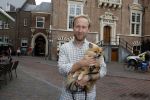 Haarlem 3 augustus 2023
Raymond Mens met zijn hond in het centrum van Haarlem .