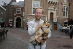 Haarlem 3 augustus 2023
Raymond Mens met zijn hond in het centrum van Haarlem .