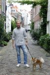 Haarlem 3 augustus 2023
Raymond Mens met zijn hond in het centrum van Haarlem .