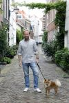 Haarlem 3 augustus 2023
Raymond Mens met zijn hond in het centrum van Haarlem .